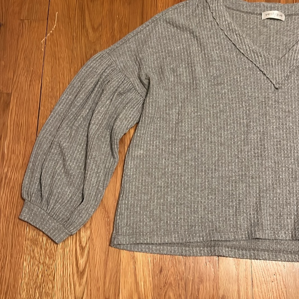 Vestique Gray waffle knit top v-neck top Size Small - Picture 2 of 12